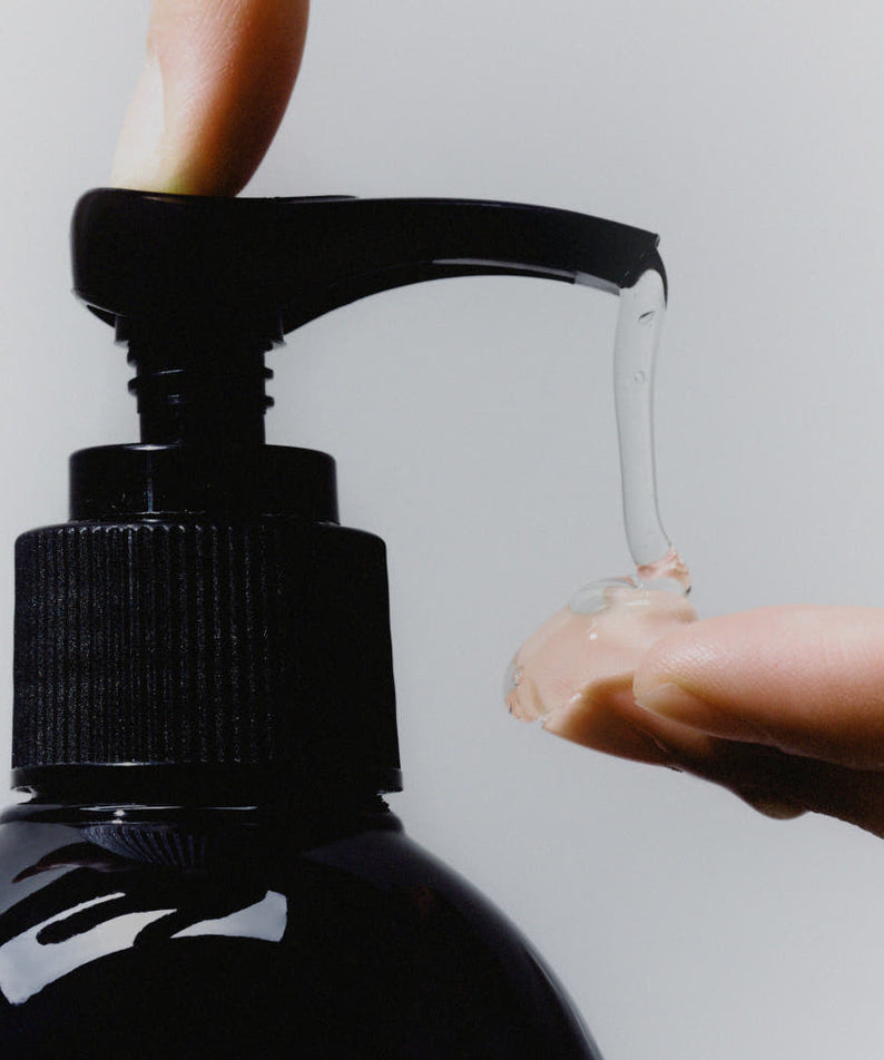 ABIB  Hand Wash Type S Wash Pump 240ml, flacon noir avec pompe, mains en action, fond blanc