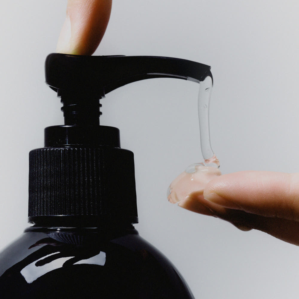 ABIB  Hand Wash Type S Wash Pump 240ml, flacon noir avec pompe, mains en action, fond blanc