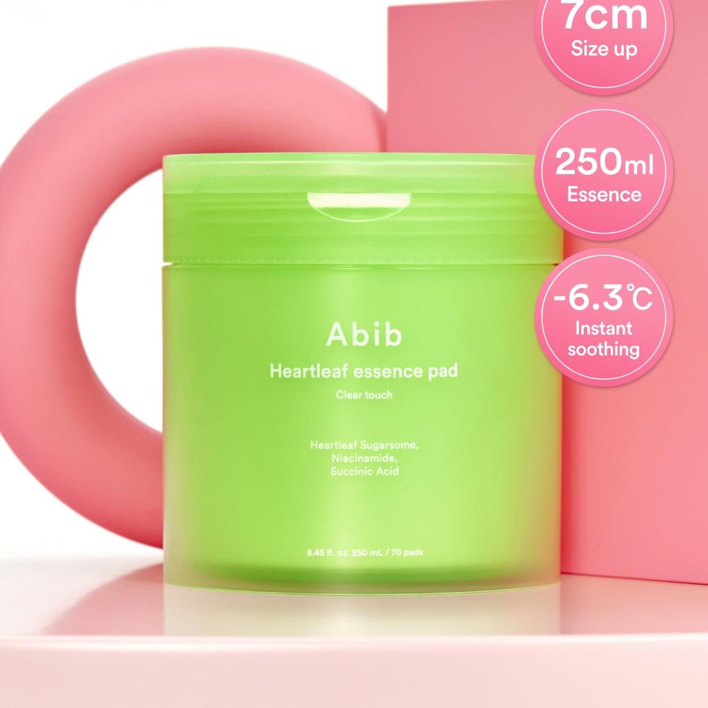 ABIB Heartleaf Spot Pad Calming Touch 70 pads, bocal vert, goutte en contexte beauté, marque Abib, apaisant, peau.