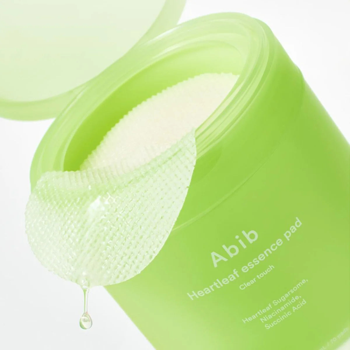 ABIB Heartleaf Spot Pad Calming Touch 70 pads de la marque Abib, coussin vert avec gel apaisant sur fond clair.