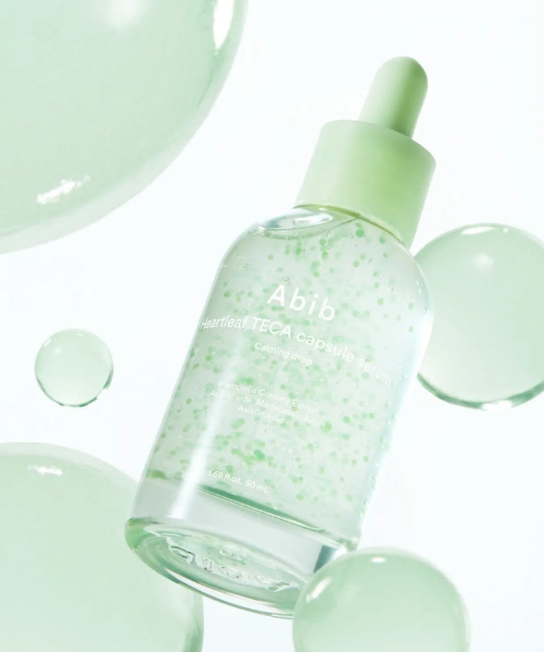ABIB Heartleaf TECA Capsule Serum Calming Drop 50ml, flacon vert apaisant sur fond clair avec bulles, style cosmétique ABIB.