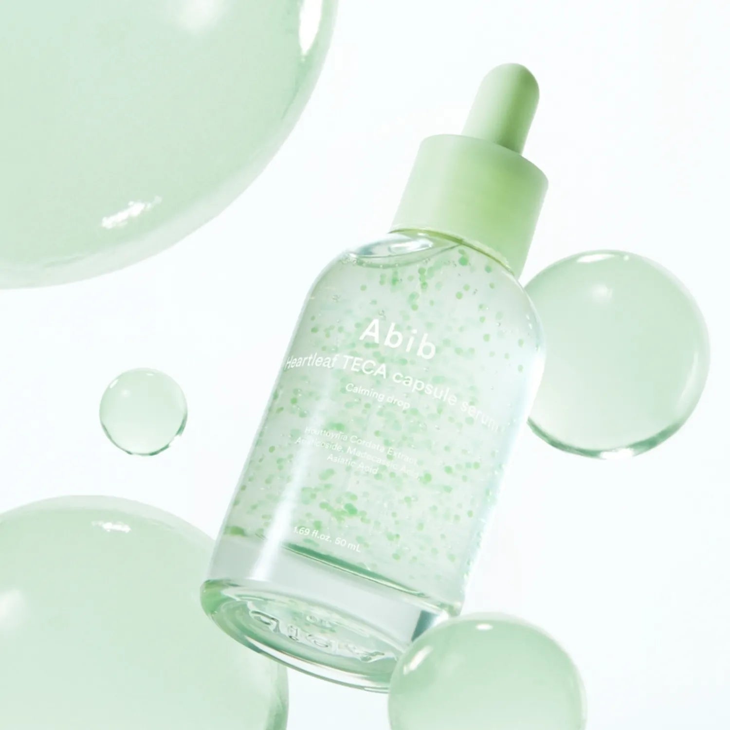ABIB Heartleaf TECA Capsule Serum Calming Drop 50ml, flacon vert apaisant sur fond clair avec bulles, style cosmétique ABIB.