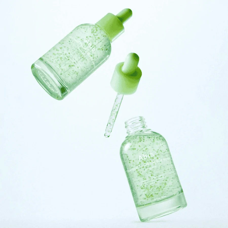 ABIB Heartleaf TECA Capsule Serum Calming Drop 50ml sur fond clair, flacon vert et goutte, style skincare apaisant.