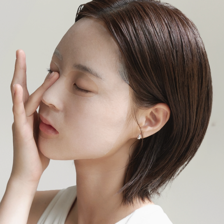 Portrait visage en application: ABIB  Jericho Rose Firming Sheets Mask Daily Pick 30 Sheets, marque beauté, peau lisse, mains