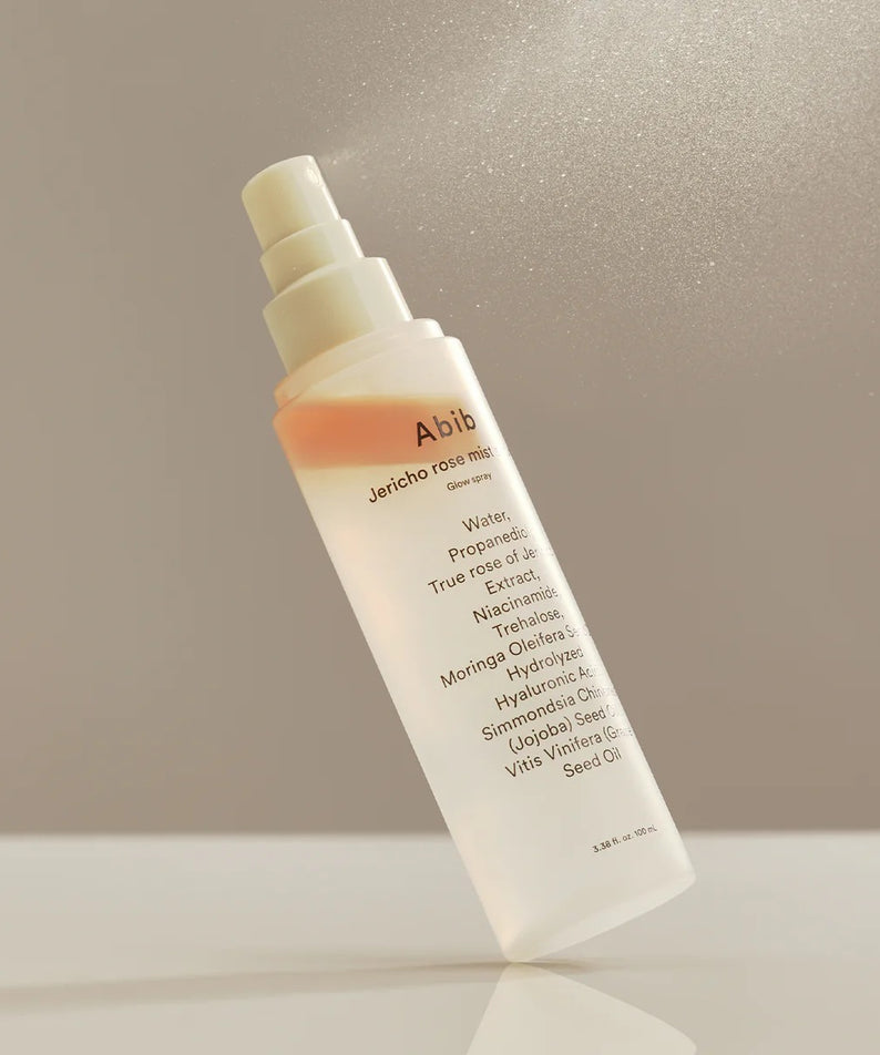 ABIB Jericho Rose Mist Serum Glow Spray 100ml, flacon spray en contexte maquillage, lumière douce sur fond clair.