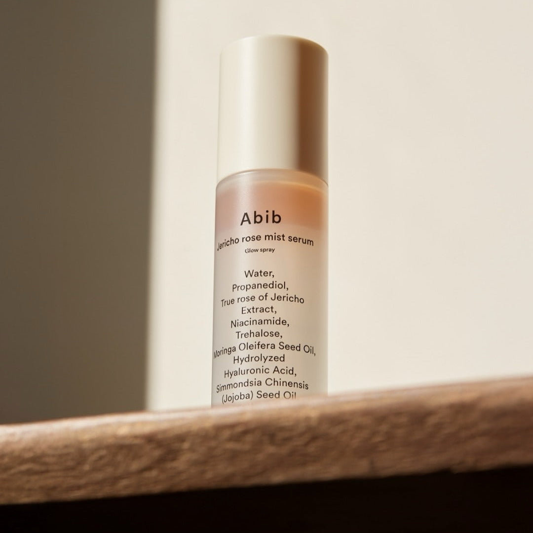 ABIB Jericho Rose Mist Serum Glow Spray 100ml, brume sérum rosée Abib sur fond neutre, contexte salle de bain.