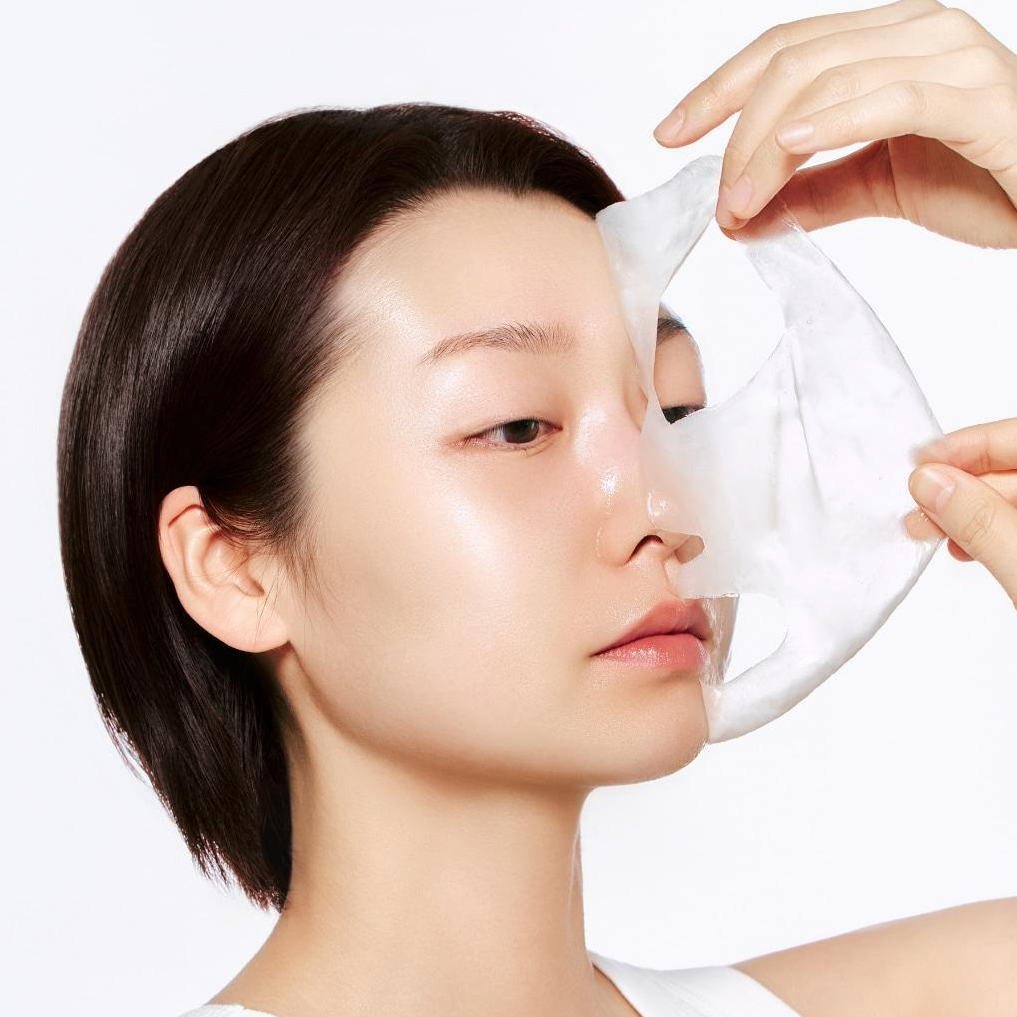 ABIB  Lifting Collagen Wrapping Mask Resurrection Film 100ml : femme applique un masque collagène, peau lisse, visuel promo.