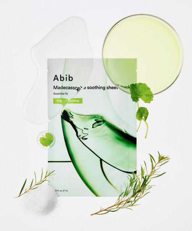 ABIB  Madecassoside Soothing Sheet Essential Fit : masque apaisant Abib sur fond vert avec feuilles de centella et herbes.