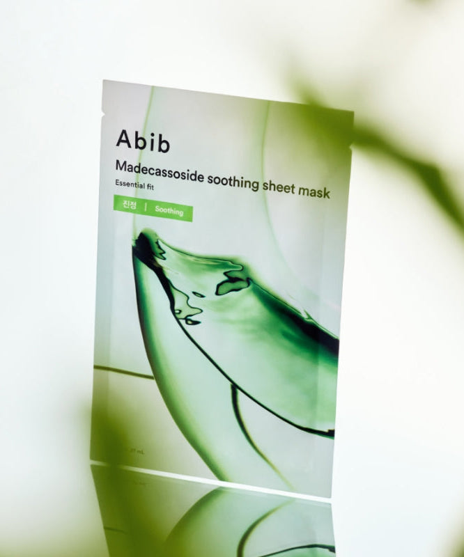 ABIB  Madecassoside Soothing Sheet Essential Fit, masque tissu apaisant Abib, sachet vert sur fond clair, feuille floue