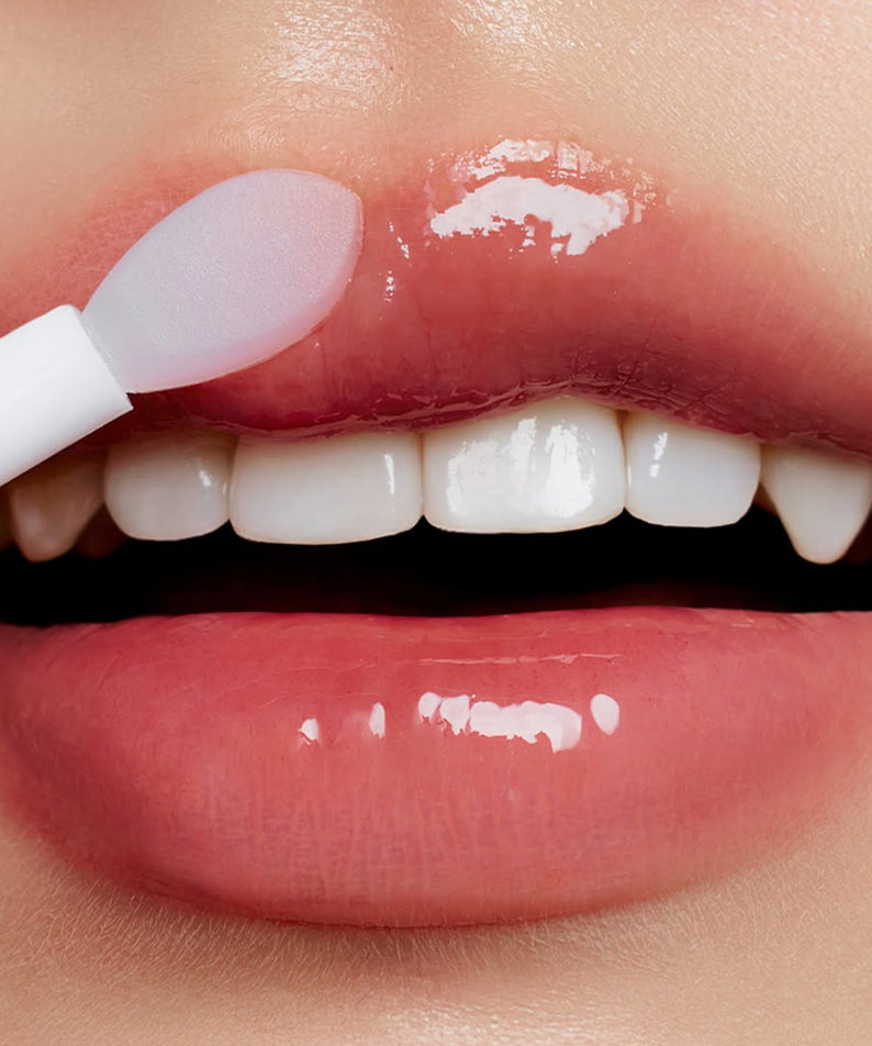 ABIB PDRN Collagen Lip Mask Glazed Jelly 11g sur lèvres brillantes, appliqué au pinceau, gros plan maquillage beauté