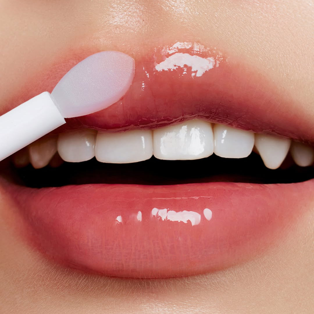 ABIB PDRN Collagen Lip Mask Glazed Jelly 11g sur lèvres brillantes, appliqué au pinceau, gros plan maquillage beauté