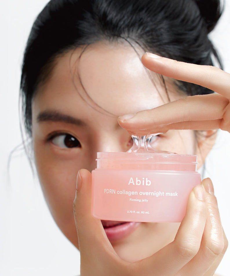 ABIB PDRN Collagen Overnight Mask Firming Jelly 80ml, pot rose présenté sur visage de femme, contexte skincare
