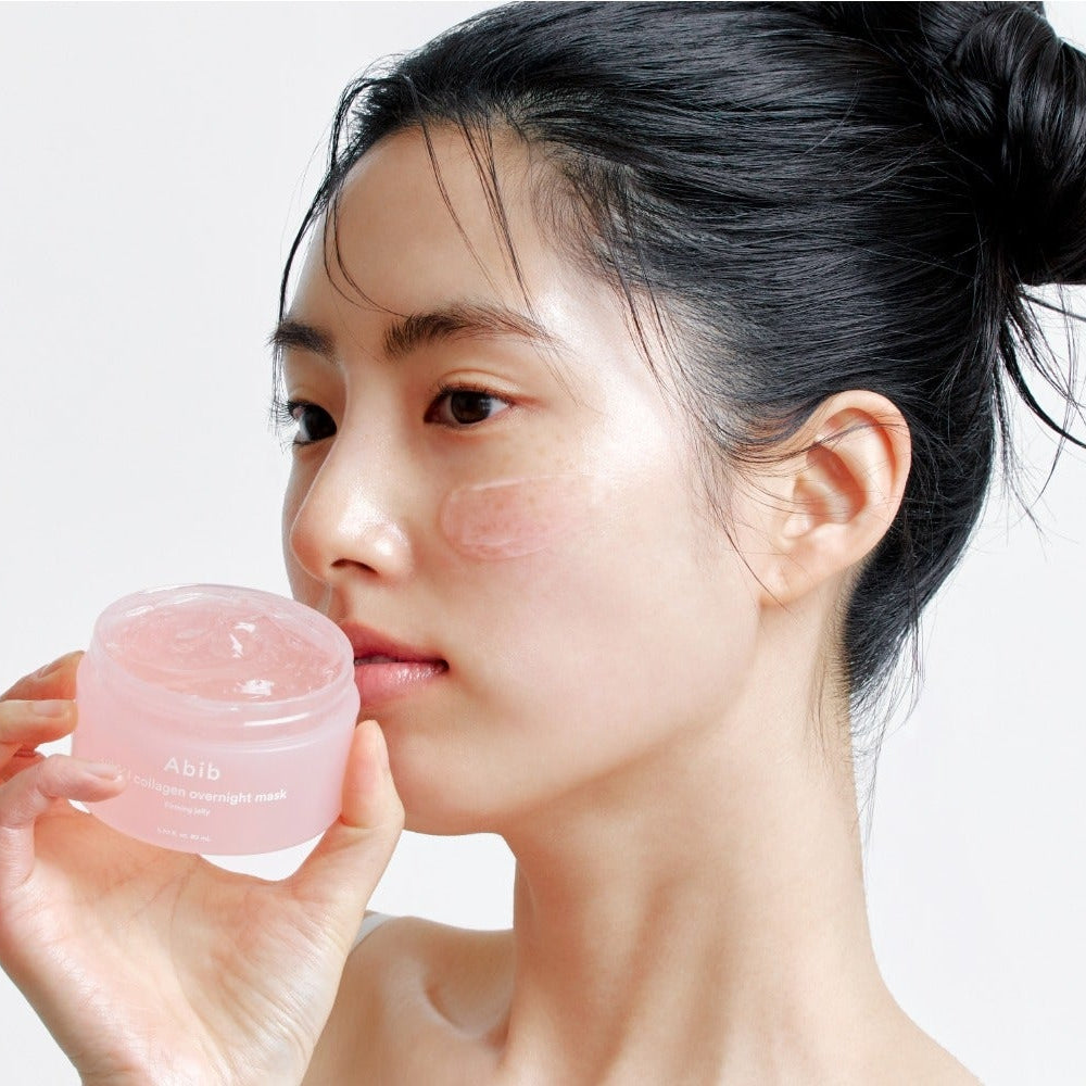 ABIB  PDRN Collagen Overnight Mask Firming Jelly 80ml : femme appliquant un masque-gel à la crème, pot rose sur fond clair