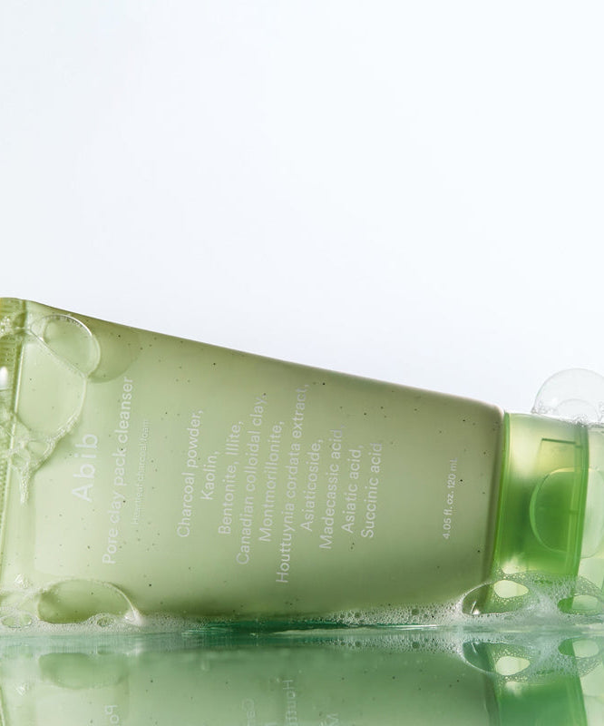 ABIB  Pore Clay Pack Cleanser 120ml, flacon vert en contexte de salle de bain, produit nettoyant visage.