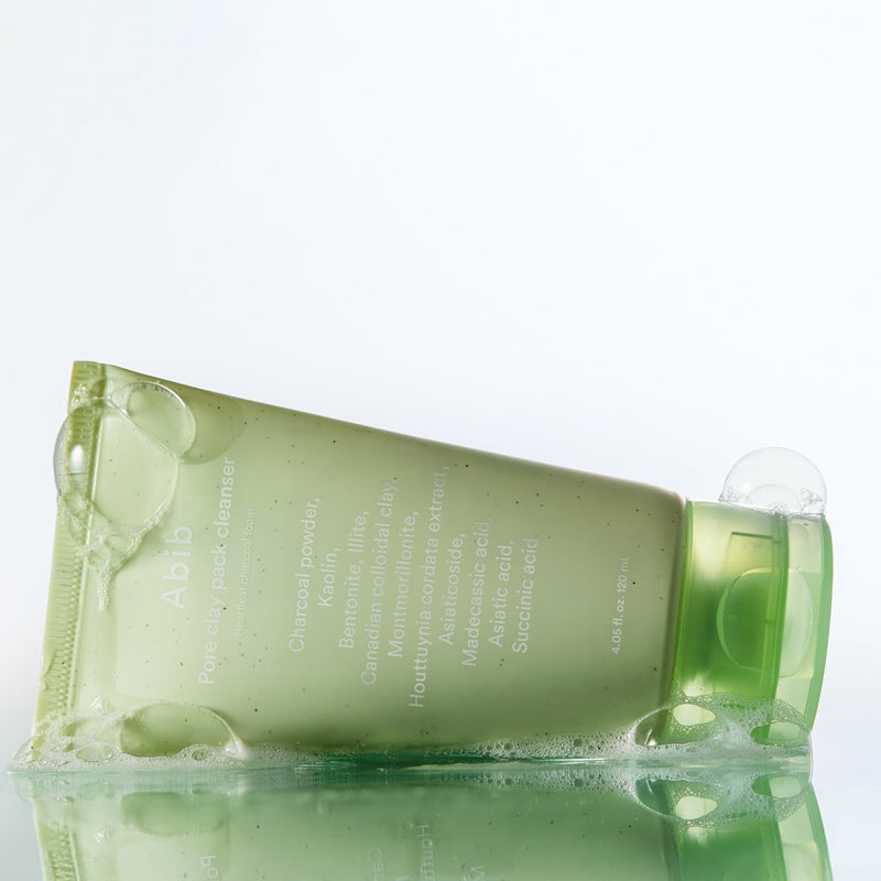 ABIB  Pore Clay Pack Cleanser 120ml, flacon vert en contexte de salle de bain, produit nettoyant visage.