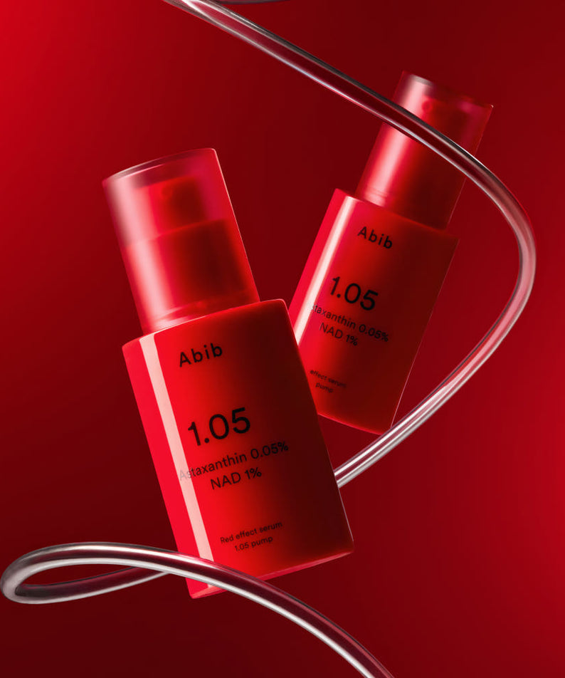 ABIB  Red Effect Serum 1.05 Pump 30ml, flacons rouges ABIB sur fond rouge, goutte et rubans argentés.
