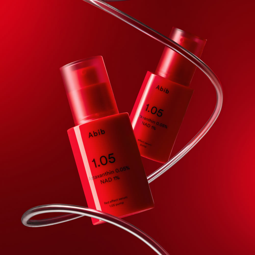 ABIB  Red Effect Serum 1.05 Pump 30ml, flacons rouges ABIB sur fond rouge, goutte et rubans argentés.