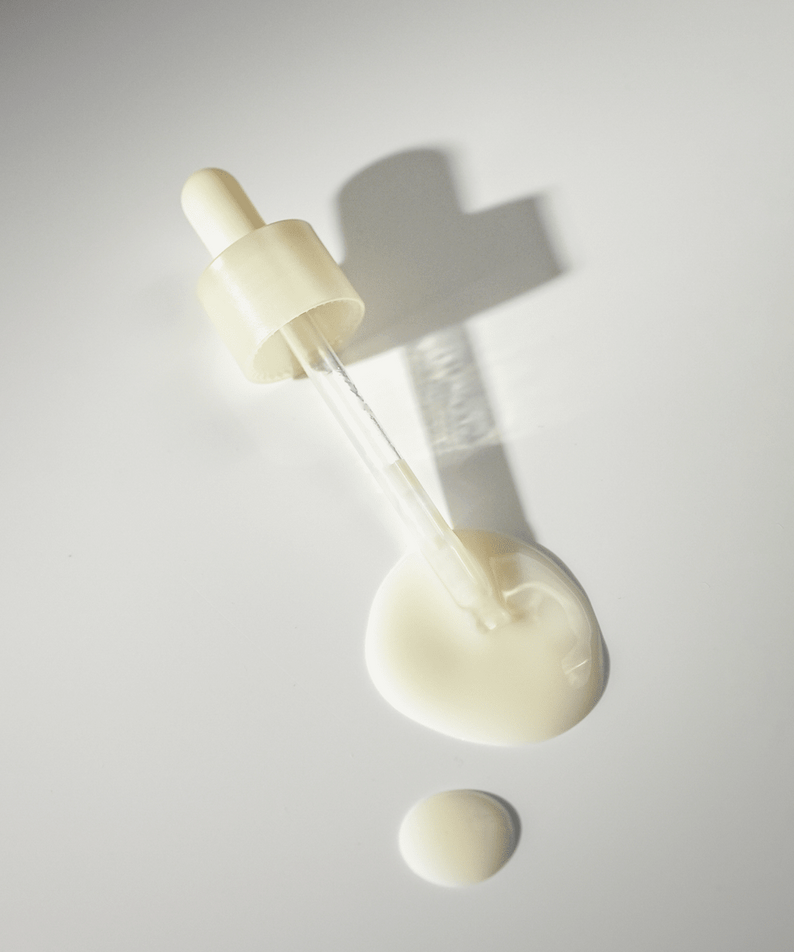 ABIB  Resurrection Bifida Serum Firming Drops 50ml, flacon-pipette sur fond clair, texture crème, contexte beauté.