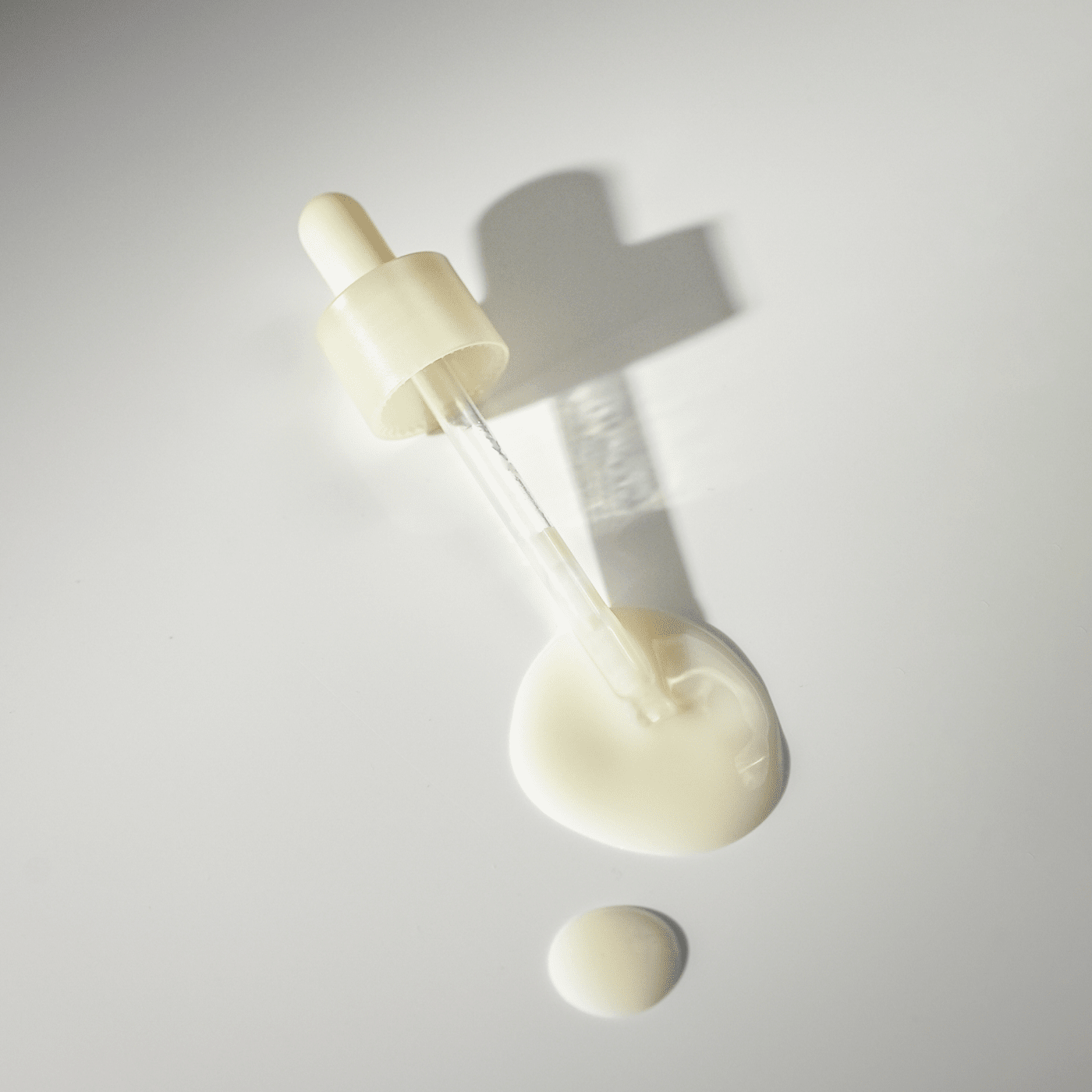 ABIB  Resurrection Bifida Serum Firming Drops 50ml, flacon-pipette sur fond clair, texture crème, contexte beauté.