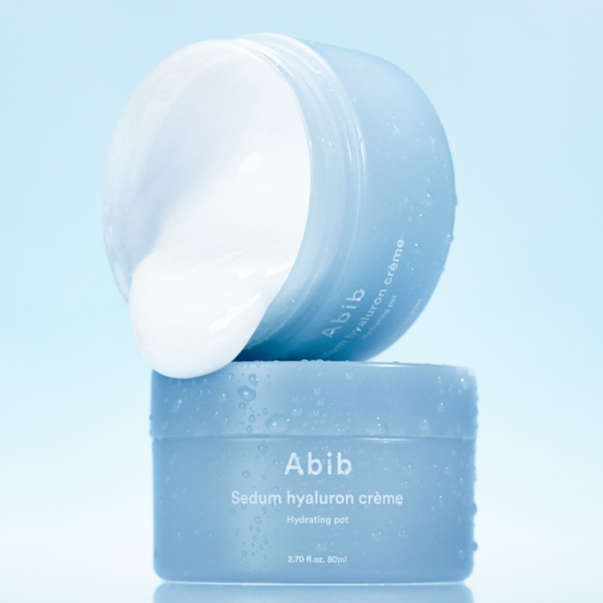 ABIB Sedum Hyaluron Creme Hyadrating Pot 80ml de la marque ABIB, crème hydratante en pot bleu sur fond bleu.