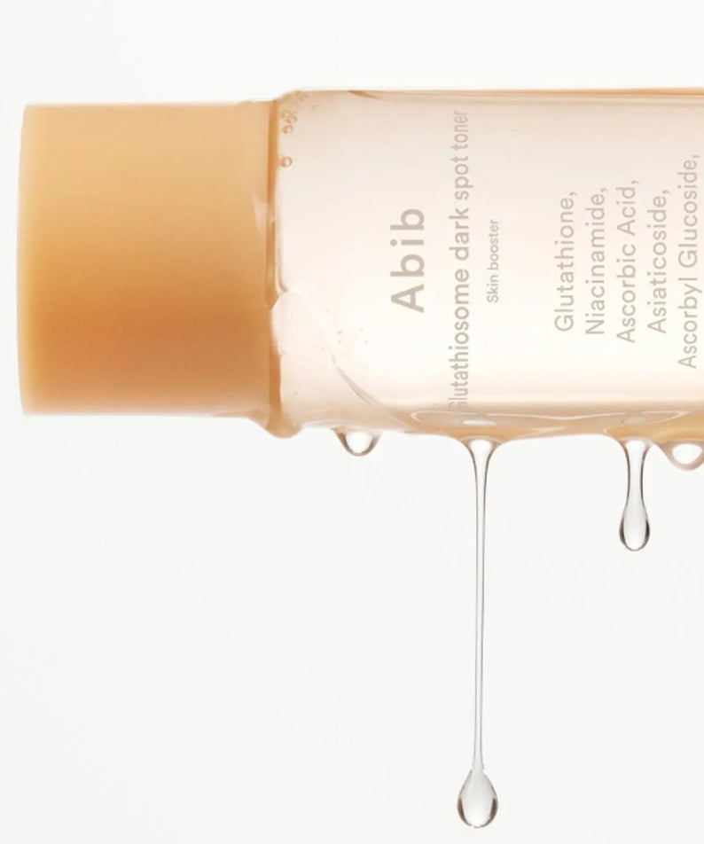 ABIB Glutathiosome Dark Spot Toner Skin Booster 200ml avec gouttes s'écoulant de la bouteille en gros plan.