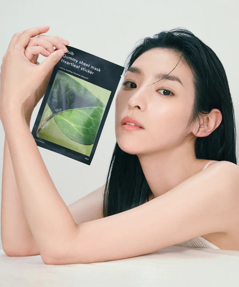 Femme tenant un ABIB Gummy Sheet Mask Heartleaf Sticker 10 sheets offrant une hydratation intense et soin de la peau.