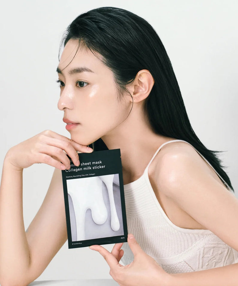 ABIB Gummy Sheets Mask Collagen Milk Sticker 10 sheets tenu par une femme, soin du visage rafraîchissant et hydratant.