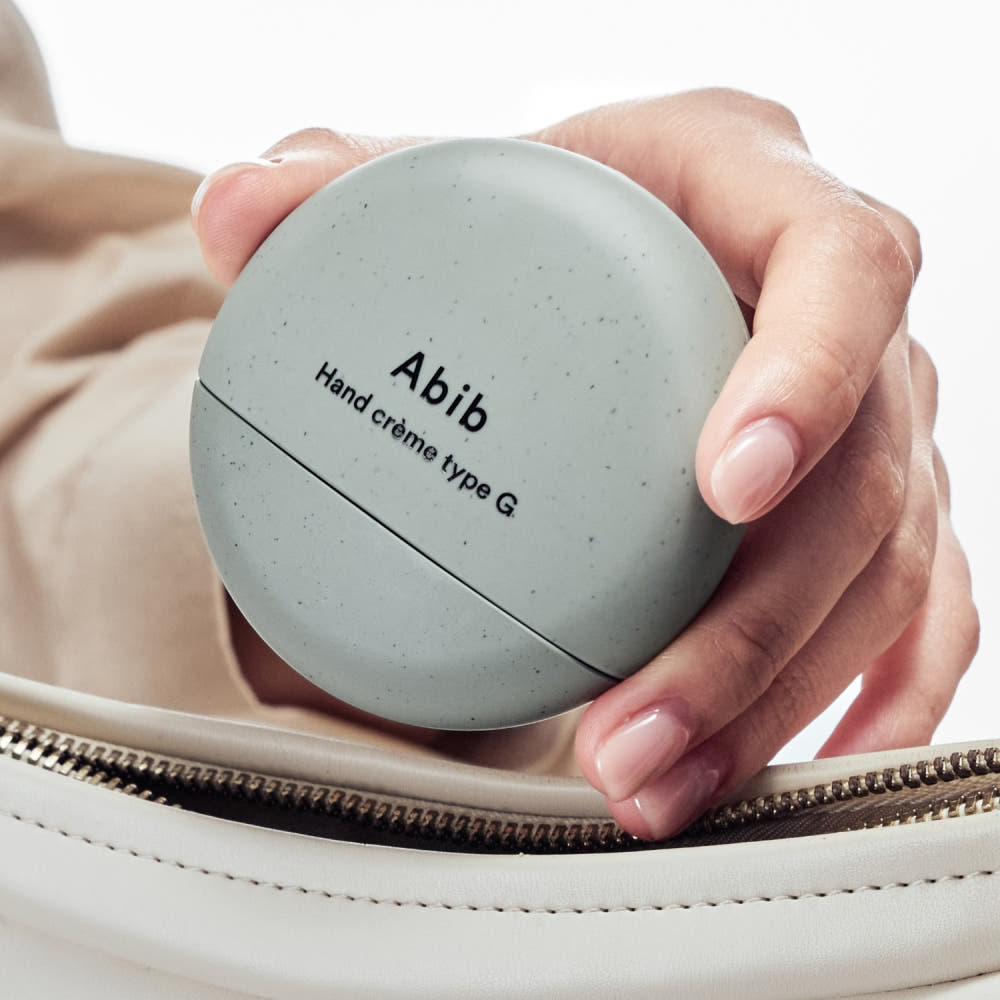 ABIB  Hand Cream Type G 50ml : crème pour les mains ABIB dans une main, présentée sur un fond clair.