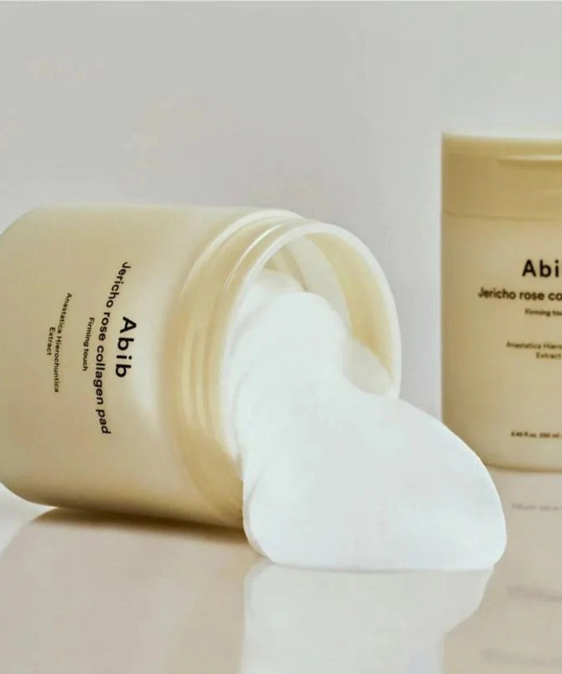 Produit ABIB Jericho Rose Collagen Pad Firming Touch 60 Pads sur une surface réfléchissante.