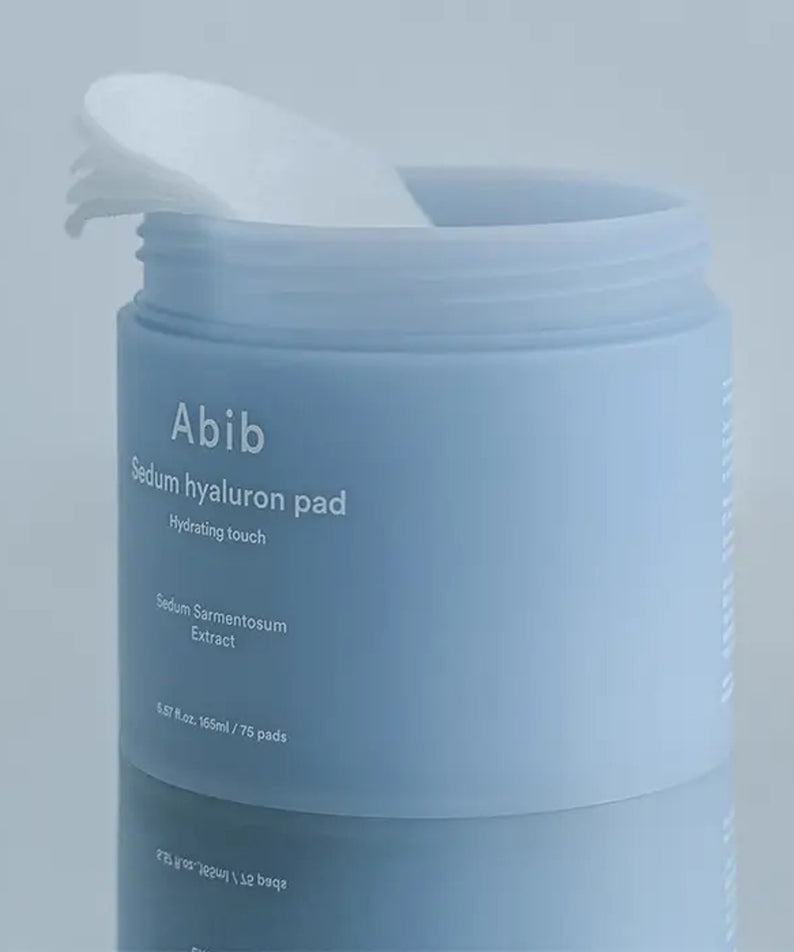 ABIB Sedum Hyaluron Pad Hydrating Touch 75p 165ml — pot bleu Abib, ambiance soins visage, gros plan produit