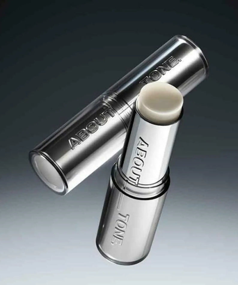 ABOUT TONE Blur Lasting Stick Primer en bâton argenté, idéal pour une application de maquillage lisse et durable.