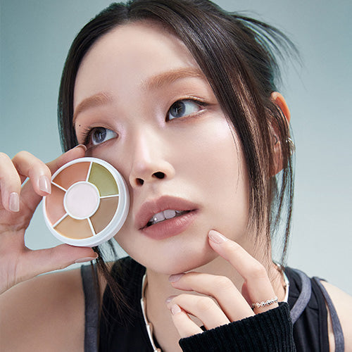 ABOUT TONE  Designing Multi Palette 6.5g : maquillage multi-tons, femme en studio, palette circulaire blanche tenue à la main