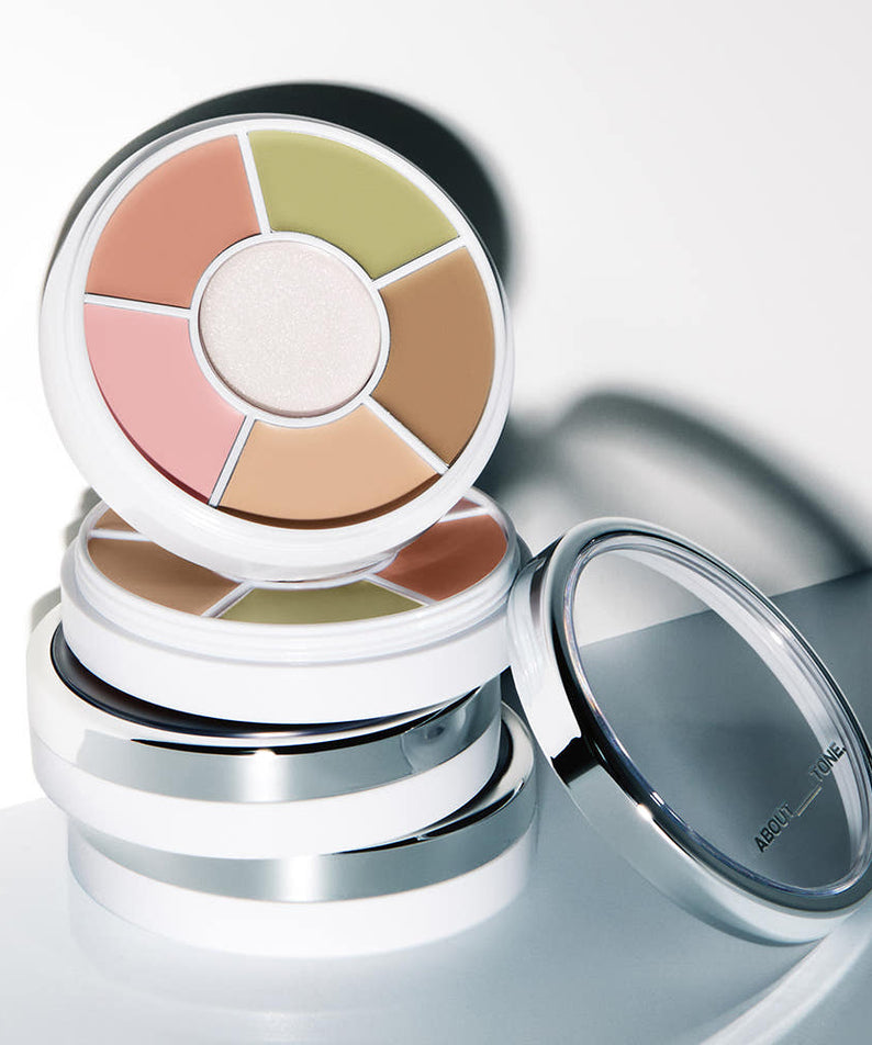 ABOUT TONE Designing Multi Palette 6.5g, palette multi-teintes en pot ouvert sur fond clair, éclairage studio