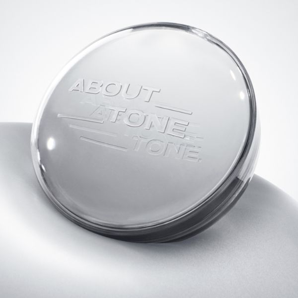 ABOUT TONE Skin Layer Fit Cushion, packaging blanc en gros plan sur fond clair, produit cosmétique de la marque ABOUT TONE.