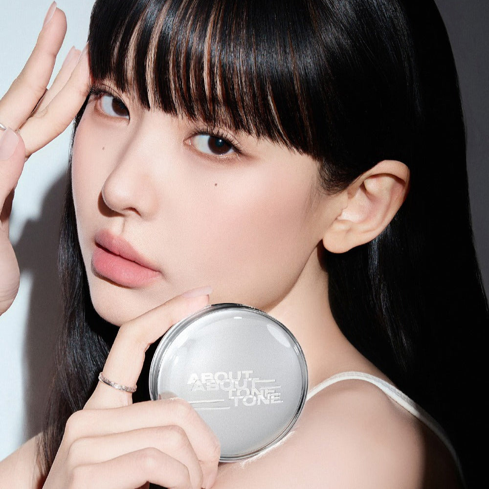 ABOUT TONE Skin Layer Fit Cushion, visage maquillé et miroir : produit de la marque en studio, peau lumineuse