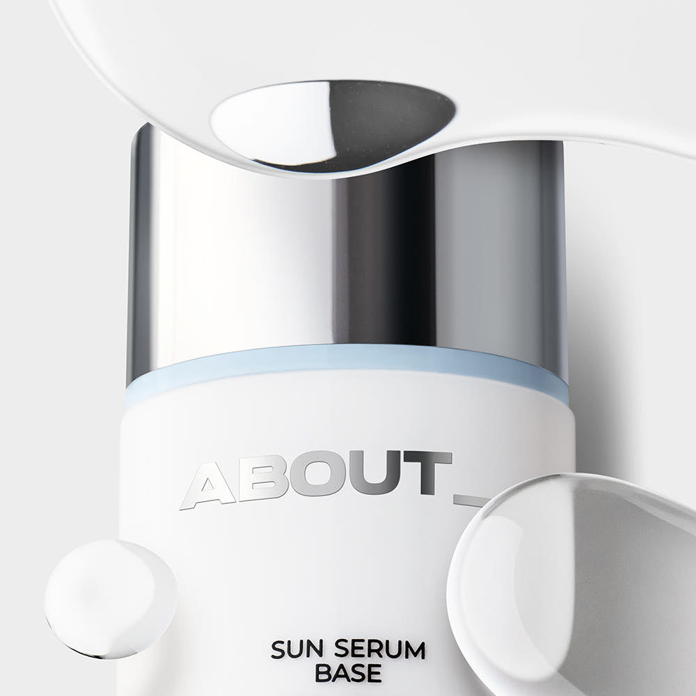 ABOUT TONE  Sun Serum Base 30ml (SPF50+, PA++++), flacon crème solaire blanc sur fond minimal et flacon pompe