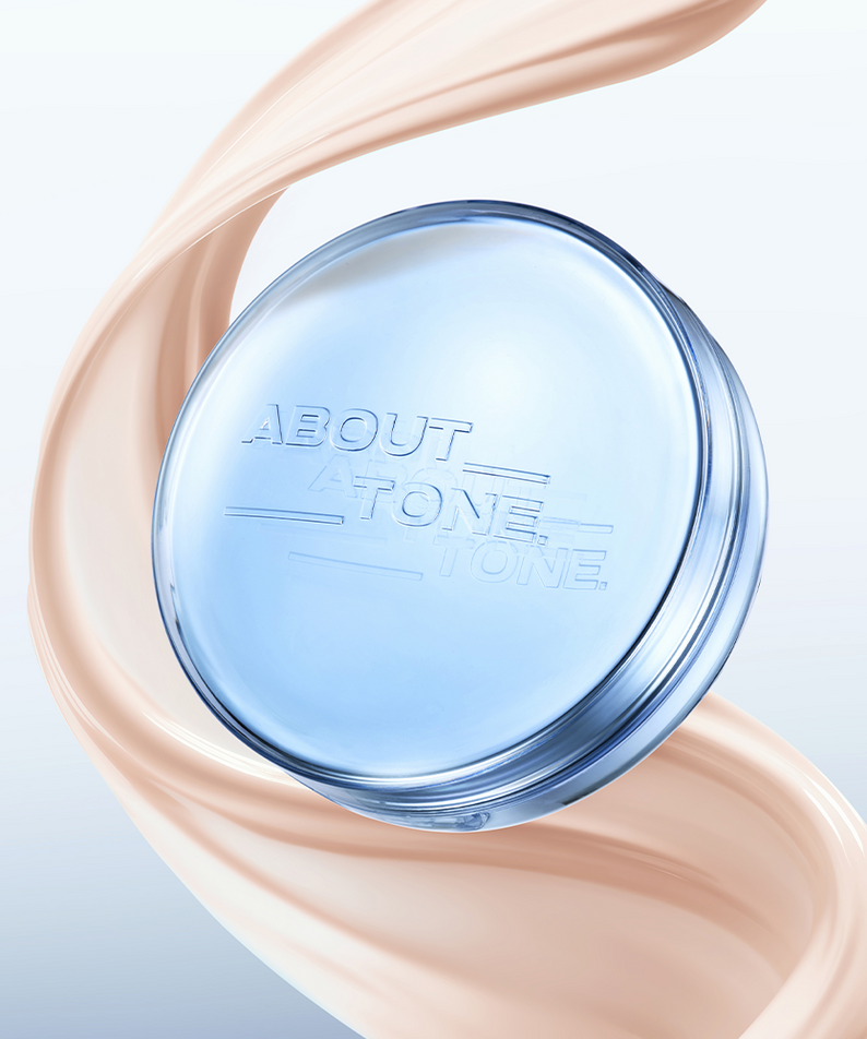 ABOUT TONE  Water Layer Fit Cushion 14g (SPF50+, PA++++) : boîtier bleu et crème hydratante, ambiance cosmétique lumineuse