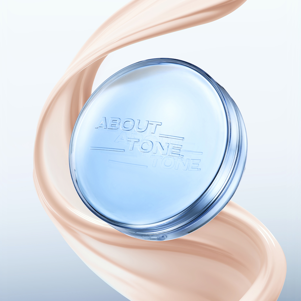 ABOUT TONE  Water Layer Fit Cushion 14g (SPF50+, PA++++) : boîtier bleu et crème hydratante, ambiance cosmétique lumineuse
