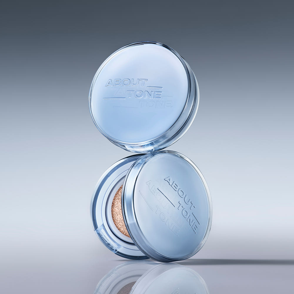 ABOUT TONE  Water Layer Fit Cushion 14g (SPF50+, PA++++) : boîte ouverte, fond bleu studio, éclat maquillage