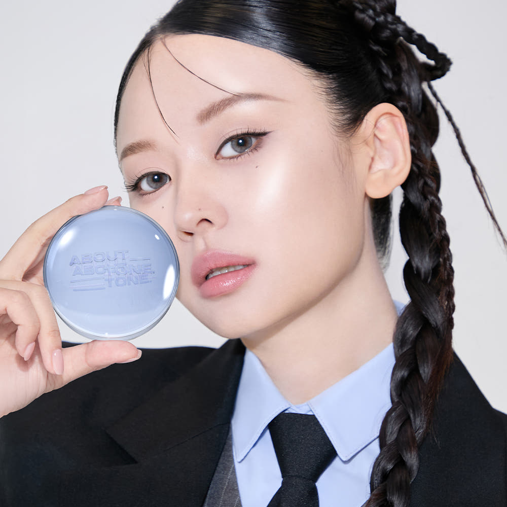 ABOUT TONE  Water Layer Fit Cushion 14g (SPF50+, PA++++) sur mannequin, poudre compacte reflétée en studio fond clair