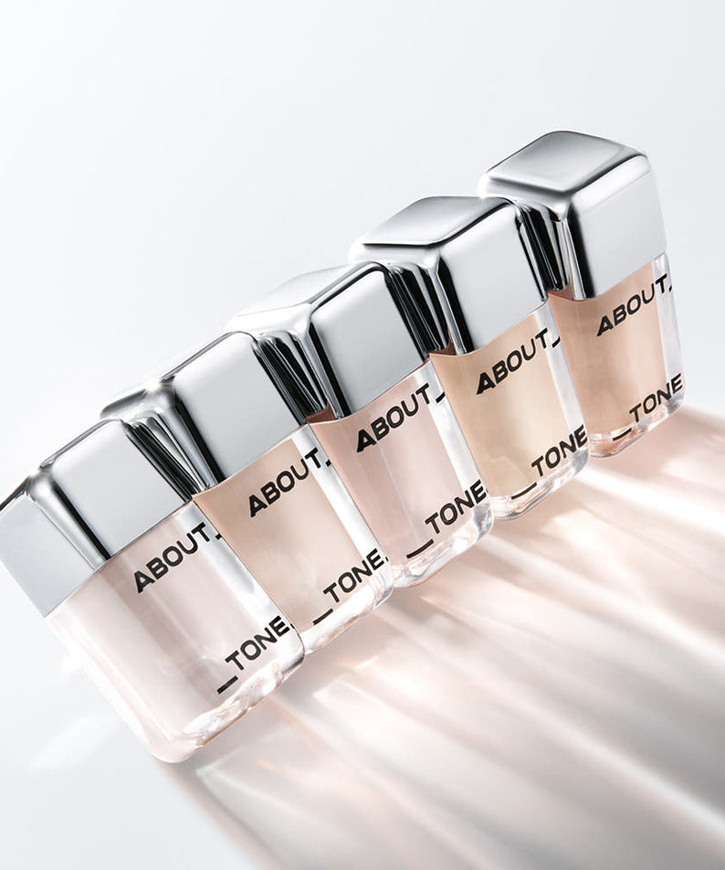 Gamme de produits ABOUT TONE Skin Layer Cover Fit Concealer 5.6g sur fond clair, offrant une couverture impeccable.