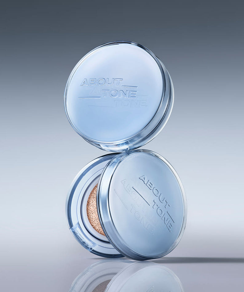 Boîtier de maquillage ABOUT TONE Water Layer Fit Cushion 14g (SPF50+, PA++++) présenté ouvert et fermé sur fond gris.
