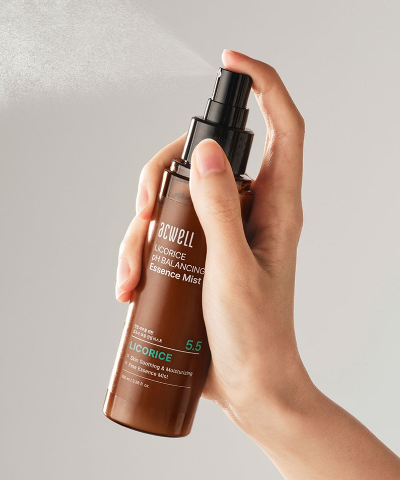 Main tenant ACWELL Licorice pH Balancing Essence Mist 100ml, spray brun à la réglisse, sur fond clair
