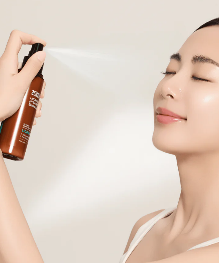 ACWELL Licorice pH Balancing Essence Mist 100ml : femme s’applique une brume visage de la marque ACWELL