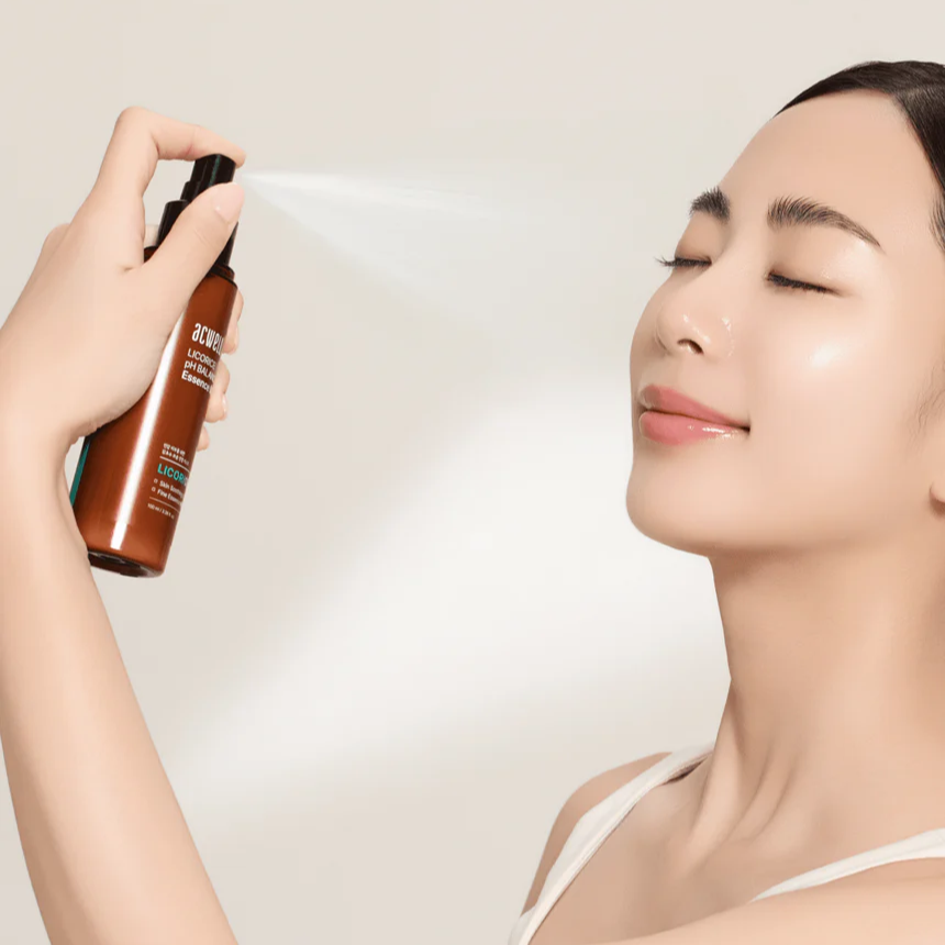 ACWELL Licorice pH Balancing Essence Mist 100ml : femme s’applique une brume visage de la marque ACWELL