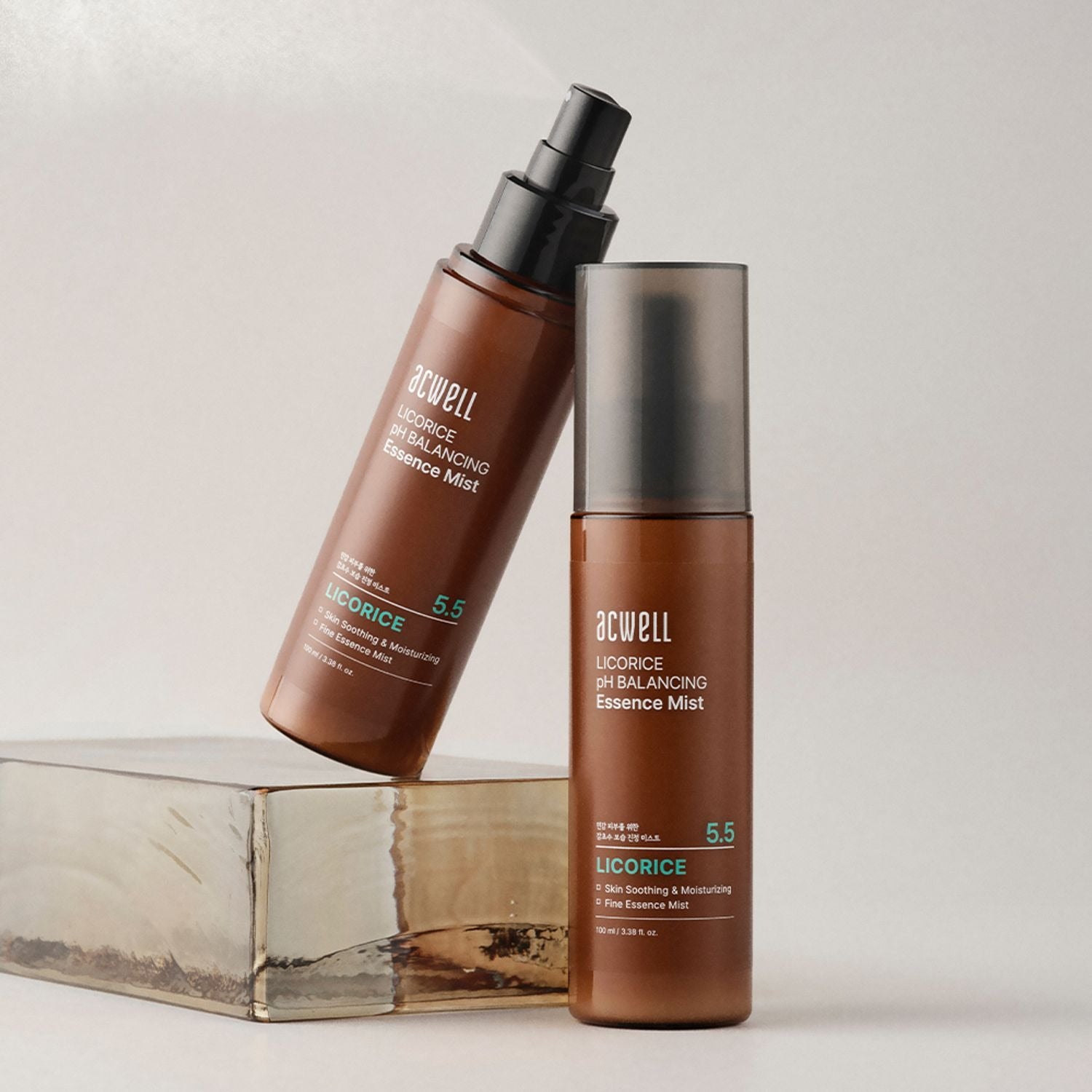 ACWELL Licorice pH Balancing Essence Mist 100ml, brume apaisante à la réglisse sur fond crème, flacons de la marque ACWELL.
