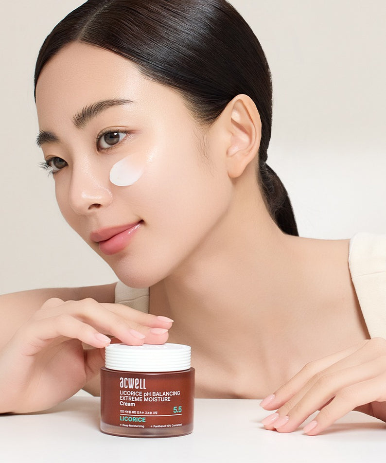 ACWELL Licorice pH Balancing Extreme Moisture Cream 55ml : femme applique une crème hydratante, pot licorice sur fond clair.