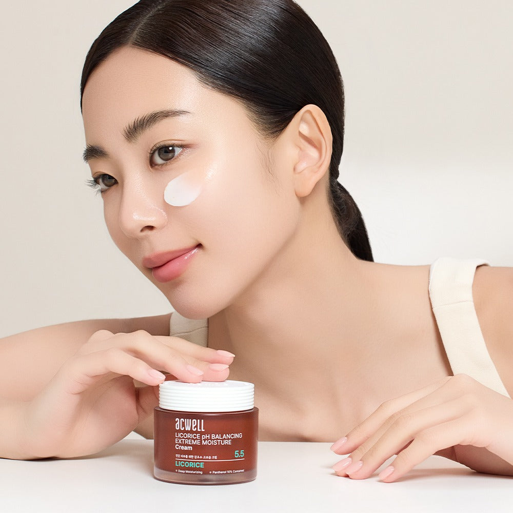 ACWELL Licorice pH Balancing Extreme Moisture Cream 55ml : femme applique une crème hydratante, pot licorice sur fond clair.