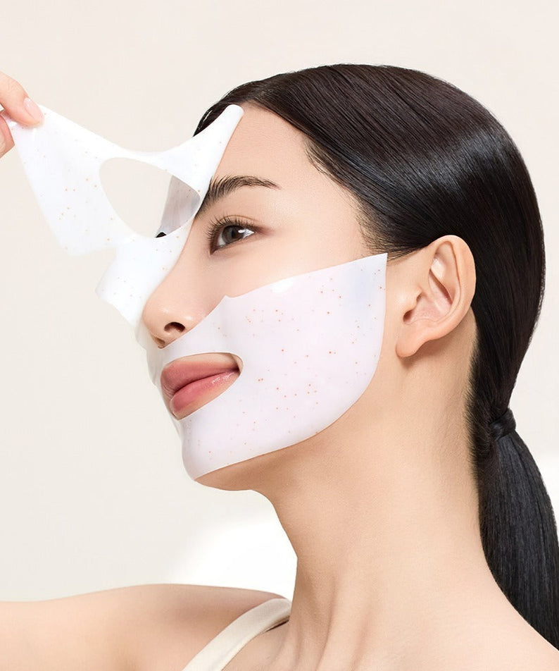 Décris l'image en français : ACWELL Licorice pH Balancing Real Toning Capsual Mask Sheets 4ea, masque visage au coton blanc sur peau