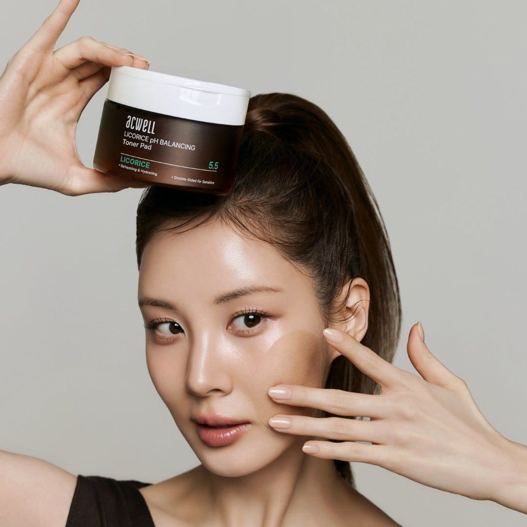 ACWELL Licorice pH Balancing Toner Pad 70P : pot de la marque, main tenant le soin sur fond studio, visage maquillé